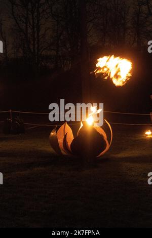 ©Maryne Djouri / Le Pictorium/MAXPPP - Maryne Djouri / Le Pictorium - 25/11/2021 - Frankreich / Ile-de-France / Ile-de-France - 'Le jardin de feu'. Les eclairages de Noel dans le domaine national de Saint-Cloud dans les Hauts de seine pour 'Lumiere en seine'. / 25/11/2021 - Frankreich / Ile-de-France (Region) / Ile-de-France (Region) - 'der Garten des Feuers'. Weihnachtslichter im Nationalbereich von Saint-Cloud in der Hauts de seine für „Lumiere en seine“. Stockfoto