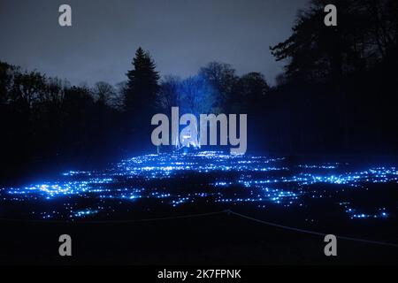 ©Maryne Djouri / Le Pictorium/MAXPPP - Maryne Djouri / Le Pictorium - 25/11/2021 - Frankreich / Ile-de-France / Ile-de-France - Les eclairages de Noel dans le domaine national de Saint-Cloud dans les Hauts de seine pour 'Lumiere en seine'. / 25/11/2021 - Frankreich / Ile-de-France (Region) / Ile-de-France (Region) - Weihnachtslichter im nationalen Gebiet von Saint-Cloud im Hauts de seine für 'Lumiere en seine'. Stockfoto