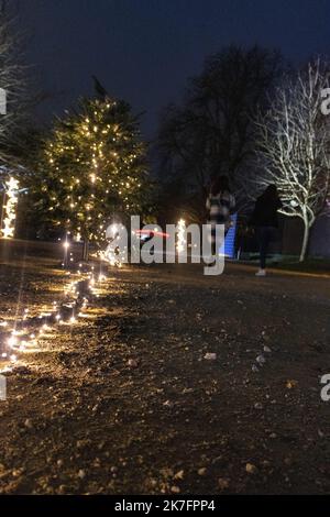 ©Maryne Djouri / Le Pictorium/MAXPPP - Maryne Djouri / Le Pictorium - 25/11/2021 - Frankreich / Ile-de-France / Ile-de-France - Les eclairages de Noel dans le domaine national de Saint-Cloud dans les Hauts de seine pour 'Lumiere en seine'. / 25/11/2021 - Frankreich / Ile-de-France (Region) / Ile-de-France (Region) - Weihnachtslichter im nationalen Gebiet von Saint-Cloud im Hauts de seine für 'Lumiere en seine'. Stockfoto