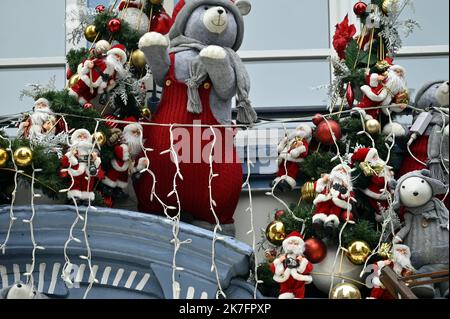 ©PHOTOPQR/L'EST REPUBLICAIN/ALEXANDRE MARCHI ; STRASBOURG ; 26/11/2021 ; TRADITION - FETES DE FIN D'ANNEE - MARCHE DE NOEL - EPIDEMIOLOGIE DE CORONAVIRUS - 5EME VAGUE - COVID 19 - WEIHNACHTSMARKT - WEIHNACHTSMARKTEN. Straßburg 26 novembre 2021. Premier jour du Marché de Noël au pied de la cathédrale de Strasbourg. FOTO Alexandre MARCHI. Stockfoto