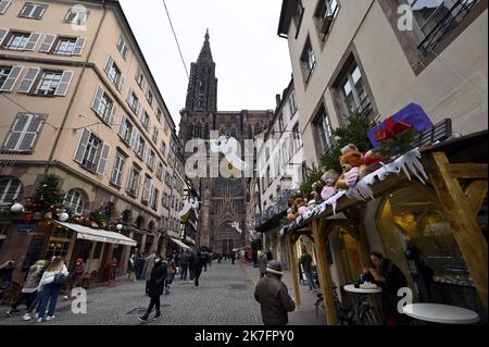 ©PHOTOPQR/L'EST REPUBLICAIN/ALEXANDRE MARCHI ; STRASBOURG ; 26/11/2021 ; TRADITION - FETES DE FIN D'ANNEE - MARCHE DE NOEL - EPIDEMIOLOGIE DE CORONAVIRUS - 5EME VAGUE - COVID 19 - WEIHNACHTSMARKT - WEIHNACHTSMARKTEN. Straßburg 26 novembre 2021. Décoration de Noël au pied de la cathédrale de Strasbourg. FOTO Alexandre MARCHI. Stockfoto