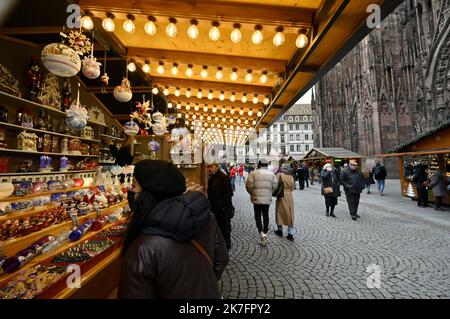 ©PHOTOPQR/L'EST REPUBLICAIN/ALEXANDRE MARCHI ; STRASBOURG ; 26/11/2021 ; TRADITION - FETES DE FIN D'ANNEE - MARCHE DE NOEL - EPIDEMIOLOGIE DE CORONAVIRUS - 5EME VAGUE - COVID 19 - WEIHNACHTSMARKT - WEIHNACHTSMARKTEN. Straßburg 26 novembre 2021. Premier jour du Marché de Noël au pied de la cathédrale de Strasbourg. FOTO Alexandre MARCHI. Stockfoto