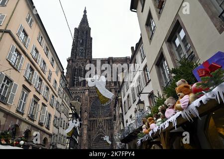 ©PHOTOPQR/L'EST REPUBLICAIN/ALEXANDRE MARCHI ; STRASBOURG ; 26/11/2021 ; TRADITION - FETES DE FIN D'ANNEE - MARCHE DE NOEL - EPIDEMIOLOGIE DE CORONAVIRUS - 5EME VAGUE - COVID 19 - WEIHNACHTSMARKT - WEIHNACHTSMARKTEN. Straßburg 26 novembre 2021. Décoration de Noël au pied de la cathédrale de Strasbourg. FOTO Alexandre MARCHI. Stockfoto