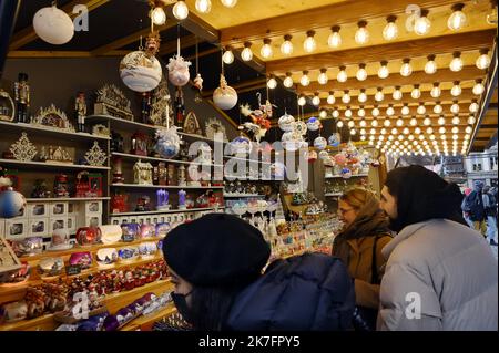 ©PHOTOPQR/L'EST REPUBLICAIN/ALEXANDRE MARCHI ; STRASBOURG ; 26/11/2021 ; TRADITION - FETES DE FIN D'ANNEE - MARCHE DE NOEL - EPIDEMIOLOGIE DE CORONAVIRUS - 5EME VAGUE - COVID 19 - WEIHNACHTSMARKT - WEIHNACHTSMARKTEN. Straßburg 26 novembre 2021. Premier jour du Marché de Noël au pied de la cathédrale de Strasbourg. FOTO Alexandre MARCHI. Stockfoto