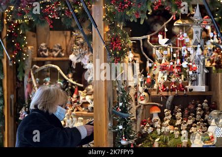 ©PHOTOPQR/L'EST REPUBLICAIN/ALEXANDRE MARCHI ; STRASBOURG ; 26/11/2021 ; TRADITION - FETES DE FIN D'ANNEE - MARCHE DE NOEL - EPIDEMIOLOGIE DE CORONAVIRUS - 5EME VAGUE - COVID 19 - WEIHNACHTSMARKT - WEIHNACHTSMARKTEN. Straßburg 26 novembre 2021. Premier jour du Marché de Noël au pied de la cathédrale de Strasbourg. FOTO Alexandre MARCHI. Stockfoto