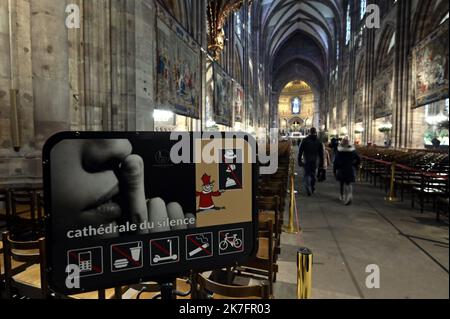 ©PHOTOPQR/L'EST REPUBLICAIN/ALEXANDRE MARCHI ; STRASBOURG ; 26/11/2021 ; CROYANCE - RELIGION CHRETIENNE - TRADITION - EGLISE CATHOLIQUE - DECORATION DE NOEL. Straßburg 26 novembre 2021. Panneau 'cathédrale du silence' dans la cathédrale Notre-Dame de Strasbourg. FOTO Alexandre MARCHI. - Kathedrale von Straßburg Nov 26 2021 Stockfoto