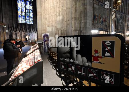 ©PHOTOPQR/L'EST REPUBLICAIN/ALEXANDRE MARCHI ; STRASBOURG ; 26/11/2021 ; CROYANCE - RELIGION CHRETIENNE - TRADITION - EGLISE CATHOLIQUE - DECORATION DE NOEL. Straßburg 26 novembre 2021. Des personnes allument des bougies près d'un panneau 'cathédrale du silence' dans la cathédrale Notre-Dame de Strasbourg. FOTO Alexandre MARCHI. - Kathedrale von Straßburg Nov 26 2021 Stockfoto