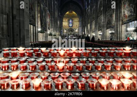 ©PHOTOPQR/L'EST REPUBLICAIN/ALEXANDRE MARCHI ; STRASBOURG ; 26/11/2021 ; CROYANCE - RELIGION CHRETIENNE - TRADITION - EGLISE CATHOLIQUE. Straßburg 26 novembre 2021. Des bougies allumées dans la cathédrale Notre-Dame de Strasbourg. FOTO Alexandre MARCHI. - Kathedrale von Straßburg Nov 26 2021 Stockfoto