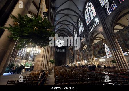 ©PHOTOPQR/L'EST REPUBLICAIN/ALEXANDRE MARCHI ; STRASBOURG ; 26/11/2021 ; CROYANCE - RELIGION CHRETIENNE - TRADITION - EGLISE CATHOLIQUE - DECORATION DE NOEL. Straßburg 26 novembre 2021. Décoration de Noël avec du sapin dans la cathédrale Notre-Dame de Strasbourg. FOTO Alexandre MARCHI. - Kathedrale von Straßburg Nov 26 2021 Stockfoto