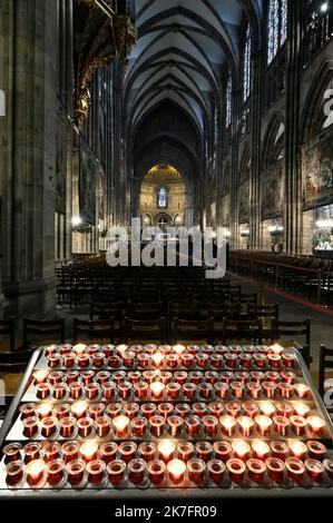 ©PHOTOPQR/L'EST REPUBLICAIN/ALEXANDRE MARCHI ; STRASBOURG ; 26/11/2021 ; CROYANCE - RELIGION CHRETIENNE - TRADITION - EGLISE CATHOLIQUE. Straßburg 26 novembre 2021. Des bougies allumées dans la cathédrale Notre-Dame de Strasbourg. FOTO Alexandre MARCHI. - Kathedrale von Straßburg Nov 26 2021 Stockfoto