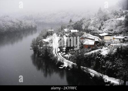 ©PHOTOPQR/LE PROGRES/Catherine AULAZ - Bourg-en-Bresse 28/11/2021 - Neige - 28 novembre 2021 -Alerte orange neige et verglas dans l'Ain. Das Département s'est réveillé sous la neige comme ici du côté du pont de Serrières-sur-Ain. - Heftige Schneefälle in Frankreich. Stockfoto