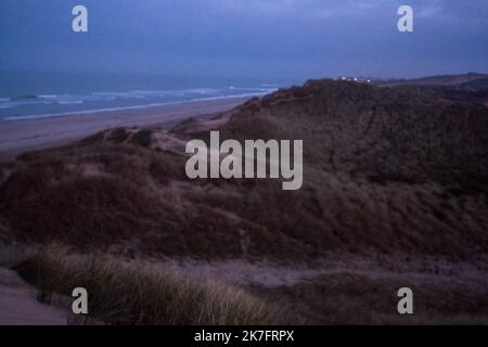 ©Michael Bunel / Le Pictorium/MAXPPP - Michael Bunel / Le Pictorium - 15/11/2021 - Frankreich / Haut de France / wimereux - Les Dunes du Slack pres de Wimereux. Selon la prefecture maritime 12 000 tentatives ont ete effectue entre janvier et juillet 2021 dernier. En comparaison en 2019, 2294 tentatives ont ete enregistrees. 17. November 2021. Wimereux / 15/11/2021 - Frankreich / Haut de France / ? wimereux ? - Die Slack-Dünen bei Wimereux. Nach Angaben der maritimen Präfektur wurden zwischen Januar und Juli 2021 zuletzt 12.000 Versuche unternommen. Im Vergleich dazu wurden im Jahr 2019 2294 Versuche verzeichnet. November 17, Stockfoto