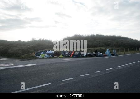 ©Michael Bunel / Le Pictorium/MAXPPP - Michael Bunel / Le Pictorium - 15/11/2021 - Frankreich / Haut de France / wimereux - des vetements abandonnes pres des Dunes du Slack pres de Wimereux. Selon la prefecture maritime 12 000 tentatives ont ete effectue entre janvier et juillet 2021 dernier. En comparaison en 2019, 2294 tentatives ont ete enregistrees. 17. November 2021. Wimereux / 15/11/2021 - Frankreich / Haut de France / ? wimereux ? - Verlassene Kleidung in der Nähe der Dünen von Slack bei Wimereux. Nach Angaben der Präfektur wurden zwischen Januar und Juli 2021 12 000 Versuche unternommen. Im Vergleich Stockfoto