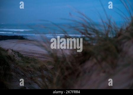 ©Michael Bunel / Le Pictorium/MAXPPP - Michael Bunel / Le Pictorium - 14/1/2012 - Frankreich / Haut de France / wimereux - Les Dunes du Slack pres de Wimereux. Selon la prefecture maritime 12 000 tentatives ont ete effectue entre janvier et juillet 2021 dernier. En comparaison en 2019, 2294 tentatives ont ete enregistrees. 17. November 2021. Wimereux / 14/1/2012 - Frankreich / Haut de France / ? wimereux ? - Die Slack-Dünen bei Wimereux. Nach Angaben der maritimen Präfektur wurden zwischen Januar und Juli 2021 zuletzt 12.000 Versuche unternommen. Im Vergleich dazu wurden im Jahr 2019 2294 Versuche verzeichnet. 17. November 20 Stockfoto