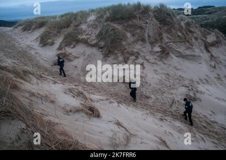 ©Michael Bunel / Le Pictorium/MAXPPP - Michael Bunel / Le Pictorium - 17/11/2021 - Frankreich / Haut de France / wimereux - Une patrouille de Police inspecte les Dunes du Slack pres de Wimereux. Selon la prefecture maritime 12 000 tentatives ont ete effectue entre janvier et juillet 2021 dernier. En comparaison en 2019, 2294 tentatives ont ete enregistrees. 17. November 2021. Wimereux / 17/11/2021 - Frankreich / Haut de France / ? wimereux ? - Eine Polizeistreife inspiziert die Slack-Dünen in der Nähe von Wimereux. Nach Angaben der maritimen Präfektur wurden zwischen Januar und Juli 2021 zuletzt 12.000 Versuche unternommen. In com Stockfoto