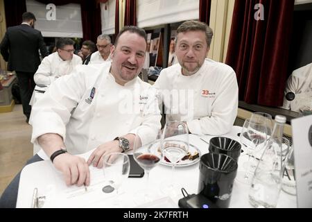 ©PHOTOPQR/LE PROGRES/Joël PHILIPPON - Collonges-au-Mont-d'Or 29/11/2021 - pâté croute championnat du monde. 29 novembre 2021 -Christophe Paucod et Frederic Berthod. - Collonges au Mont d'Or, Frankreich, november 29. 2021 . Französische Gastronomie. Weltmeisterschaft Pâté Croute Stockfoto