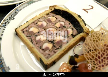 ©PHOTOPQR/LE PROGRES/Joël PHILIPPON - Collonges-au-Mont-d'Or 29/11/2021 - pâté croute championnat du monde. 29 novembre 2021 -Iulian Fistos (Restaurant La Côte d'Or** relais Bernard Loiseau à Saulieu en Côte d'Or) : pâté croûte de colvert de Chasse et volaille fermière (échine de porc, Lard Gras de Bigorre, foie de volaille de Bresse, volaille fermière, viandes marinées au vieux marc, gelée naturelle de poulet rôti) 2 - Collonges au Mont d'Or, Frankreich, 29. 2021. november . Französische Gastronomie. Weltmeisterschaft Pâté Croute Stockfoto