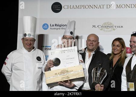 ©PHOTOPQR/LE PROGRES/Joël PHILIPPON - Collonges-au-Mont-d'Or 29/11/2021 - pâté croute championnat du monde. 29 novembre 2021 -Le Canadien Grégory Laye. - Collonges au Mont d'Or, Frankreich, november 29. 2021 . Französische Gastronomie. Weltmeisterschaft Pâté Croute Stockfoto