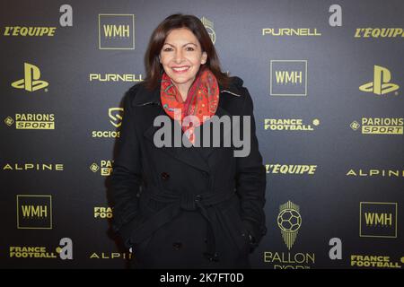 ©PHOTOPQR/LE PARISIEN/Fred Dugit ; Paris ; 29/11/2021 ; Sport Théâtre du Chatelet (Paris 1er), le 29 novembre 2021 Cérémonie du Ballon d'Or Anne Hidalgo Photo LP / Fred Dugit Zeremonie im Theater du Chatelet in Paris , Frankreich , 29 November 2021 . Stockfoto