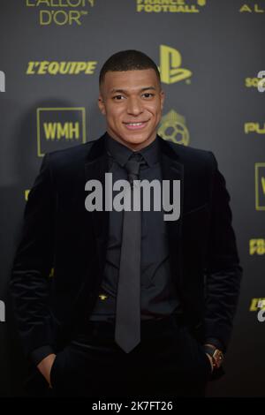 ©FRANCK CASTEL/MAXPPP - Ballon D oder Photocall im Theater Du Chatelet in Paris PARIS, FRANKREICH NOVEMBER 29 Kylian Mbappe nimmt am 29. November 2021 am Ballon D oder Photocall im Theater du Chatelet in Paris, Frankreich, Teil. Stockfoto