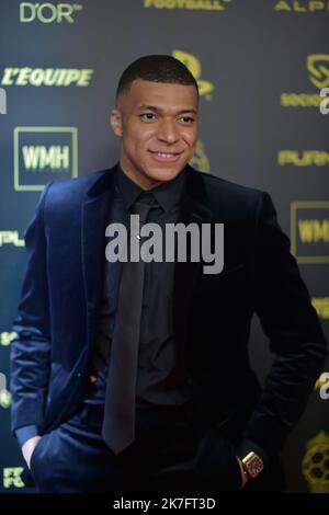 ©FRANCK CASTEL/MAXPPP - Ballon D oder Photocall im Theater Du Chatelet in Paris PARIS, FRANKREICH NOVEMBER 29 Kylian Mbappe nimmt am 29. November 2021 am Ballon D oder Photocall im Theater du Chatelet in Paris, Frankreich, Teil. Stockfoto