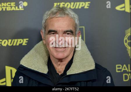 ©FRANCK CASTEL/MAXPPP - Ballon D oder Photocall im Theater Du Chatelet in Paris, FRANKREICH NOVEMBER 29 raymond domenech nimmt am 29. November 2021 am Ballon D oder Photocall im Theater du Chatelet in Paris, Frankreich, Teil. Stockfoto