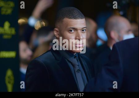 ©FRANCK CASTEL/MAXPPP - Ballon D oder Photocall im Theater Du Chatelet in Paris PARIS, FRANKREICH NOVEMBER 29 Kylian Mbappe nimmt am 29. November 2021 am Ballon D oder Photocall im Theater du Chatelet in Paris, Frankreich, Teil. Stockfoto