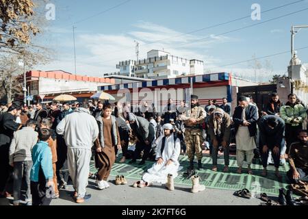 ©Adrien Vautier / Le Pictorium/MAXPPP - Adrien Vautier / Le Pictorium - 26/11/2021 - Afghanistan / Kaboul - Priere de rue a Kaboul le 26 novembre 2021. / 26/11/2021 - Afghanistan / Kabul - Straßengebet in Kabul am 26. November 2021. Stockfoto