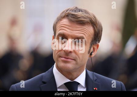 ©PHOTOPQR/LE PARISIEN/Arnaud Journois ; PARIS ; 30/11/2021 ; Le Président de la République Emmanuel MACRON reçoit le mardi 30 novembre 2021 au Palais de l’Elysée, le Président de la République de Lituanie , M. gitanas NAUSEDA , pour un déjeuner de travail . Präsident Emmanuel Macron und der litauische Amtskollege gitanas Nauseda geben am 30. November 2021 im Pariser Elysee-Palast eine Erklärung ab. Stockfoto