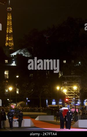 ©Sebastien Muylaert/MAXPPP - das Kenotaph von Josephine Baker (1906-1975), bedeckt mit der französischen Flagge, Gefolgt von einer Fliegerin der Luftwaffe und des Weltraums, die das Kissen trägt, auf dem die fünf Dekorationen der in den USA geborenen französischen Tänzerin und Sängerin, die im französischen Widerstand kämpfte und später gegen Rassismus kämpfte, angebracht sind, tritt durch die große Tür in Paris in das französische Pantheon ein, Während einer Zeremonie, bei der ein Leben „im Zeichen des Strebens nach Freiheit und Gerechtigkeit“ in Paris, Frankreich, gefeiert wird. 30.11.2021 Stockfoto