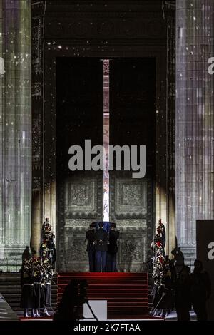 ©Sebastien Muylaert/MAXPPP - das Kenotaph von Josephine Baker (1906-1975), bedeckt mit der französischen Flagge, Gefolgt von einer Fliegerin der Luftwaffe und des Weltraums, die das Kissen trägt, auf dem die fünf Dekorationen der in den USA geborenen französischen Tänzerin und Sängerin, die im französischen Widerstand kämpfte und später gegen Rassismus kämpfte, angebracht sind, tritt durch die große Tür in Paris in das französische Pantheon ein, Während einer Zeremonie, bei der ein Leben „im Zeichen des Strebens nach Freiheit und Gerechtigkeit“ in Paris, Frankreich, gefeiert wird. 30.11.2021 Stockfoto