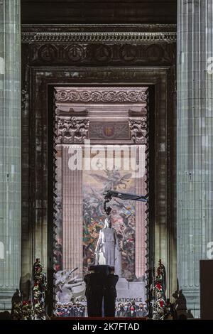 ©Sebastien Muylaert/MAXPPP - das Kenotaph von Josephine Baker (1906-1975), bedeckt mit der französischen Flagge, Gefolgt von einer Fliegerin der Luftwaffe und des Weltraums, die das Kissen trägt, auf dem die fünf Dekorationen der in den USA geborenen französischen Tänzerin und Sängerin, die im französischen Widerstand kämpfte und später gegen Rassismus kämpfte, angebracht sind, tritt durch die große Tür in Paris in das französische Pantheon ein, Während einer Zeremonie, bei der ein Leben „im Zeichen des Strebens nach Freiheit und Gerechtigkeit“ in Paris, Frankreich, gefeiert wird. 30.11.2021 Stockfoto