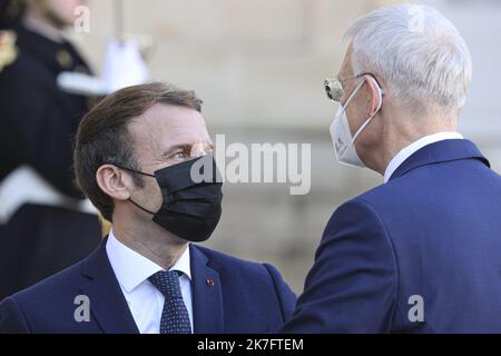 ©Sebastien Muylaert/MAXPPP - der französische Präsident Emmanuel Macron begrüßt den lettischen Premierminister Krisjanis Karin vor ihrem Arbeitsessen im Präsidentenpalast Elysee in Paris. 01.12.2021 Stockfoto