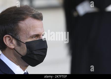 ©Sebastien Muylaert/MAXPPP - der französische Präsident Emmanuel Macron begrüßt den lettischen Premierminister vor seinem Arbeitsessen im Präsidentenpalast Elysee in Paris, Frankreich. 01.12.2021 Stockfoto