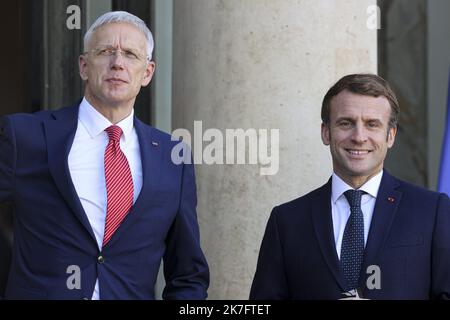 ©Sebastien Muylaert/MAXPPP - der französische Präsident Emmanuel Macron posiert mit dem lettischen Premierminister Krisjanis Karin vor ihrem Arbeitsessen im Präsidentenpalast Elysee in Paris, Frankreich. 01.12.2021 Stockfoto