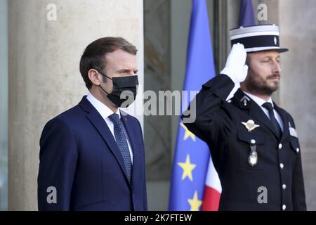 ©Sebastien Muylaert/MAXPPP - der französische Präsident Emmanuel Macron begrüßt den lettischen Premierminister vor seinem Arbeitsessen im Präsidentenpalast Elysee in Paris, Frankreich. 01.12.2021 Stockfoto