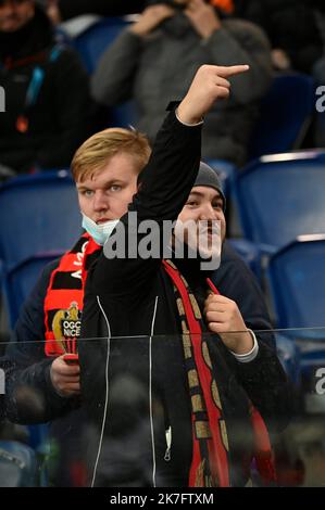 ©Julien Mattia / Le Pictorium/MAXPPP - Julien Mattia / Le Pictorium - Frankreich / Ile-de-France / Paris - PSG OGC NICE 2021 un Supporter de l'OGC Nice invective les ultras du PSG pendant le match de la 16e journee de Ligue 1, entre le Paris Saint-Germain et l' OGC Nice, au Parc des Princes, de 1er. Dezember 2021 / Frankreich / Ile-de-France (Region) / Paris - PSG OGC NICE 2021 ein Fan von OGC Nice lässt sich gegen die Ultras der PSG während des Spiels der Ligue 1 am 16.. Tag zwischen Paris Saint-Germain und OGC Nice, Im Parc des Princes, 1. Dezember 2021 Stockfoto