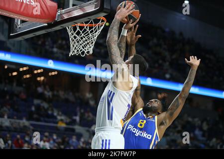 ©Laurent Lairys/MAXPPP - Vincent Poirier von Real Madrid und Jalen Reynolds von Maccabi Playtika Tel Aviv während des Euroleague-Basketballspiels von Turkish Airlines zwischen Real Madrid und Maccabi Playtika Tel Aviv am 2. Dezember 2021 im Wizink Center in Madrid, Spanien - Foto Laurent Lairys / MAXPPP Stockfoto