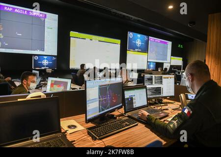 ©PHOTOPQR/LE PROGRES/Joël PHILIPPON - Poleymieux-au-Mont-d'Or 03/12/2021 - CAPCO. Base Aérienne Mt Verdun. Lyon 3. Dezember 2021 - war Room du CAPCO. Centre air de planification et de conduite des opérations, NRF Force de réaction rapide de l'OTAN. Exerceice d'évaluation standhaft Jackal de la capacité de conduite des opérations aériennes du FRA JFAC au sein d'une opération interarmées de l'OTAN. Basis Aérienne 942 Lyon Mont-Verdun. - Luftwaffenstützpunkt Mt Verdun. Lyon 3. Dezember 2021 -CAPCO war Room. Air Planning and Operations Center, NRF NATO Rapid Reaction Force Stockfoto