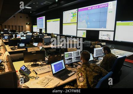 ©PHOTOPQR/LE PROGRES/Joël PHILIPPON - Poleymieux-au-Mont-d'Or 03/12/2021 - CAPCO. Base Aérienne Mt Verdun. Lyon 3. Dezember 2021 - war Room du CAPCO. Centre air de planification et de conduite des opérations, NRF Force de réaction rapide de l'OTAN. Exerceice d'évaluation standhaft Jackal de la capacité de conduite des opérations aériennes du FRA JFAC au sein d'une opération interarmées de l'OTAN. Basis Aérienne 942 Lyon Mont-Verdun. - Luftwaffenstützpunkt Mt Verdun. Lyon 3. Dezember 2021 -CAPCO war Room. Air Planning and Operations Center, NRF NATO Rapid Reaction Force Stockfoto