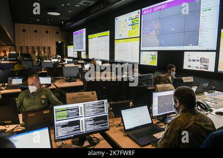 ©PHOTOPQR/LE PROGRES/Joël PHILIPPON - Poleymieux-au-Mont-d'Or 03/12/2021 - CAPCO. Base Aérienne Mt Verdun. Lyon 3. Dezember 2021 - war Room du CAPCO. Centre air de planification et de conduite des opérations, NRF Force de réaction rapide de l'OTAN. Exerceice d'évaluation standhaft Jackal de la capacité de conduite des opérations aériennes du FRA JFAC au sein d'une opération interarmées de l'OTAN. Basis Aérienne 942 Lyon Mont-Verdun. - Luftwaffenstützpunkt Mt Verdun. Lyon 3. Dezember 2021 -CAPCO war Room. Air Planning and Operations Center, NRF NATO Rapid Reaction Force Stockfoto