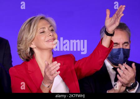 ©Sebastien Muylaert/MAXPPP - die Vorsitzende der rechten Partei der Region Ile-de-France und Kandidatin für die Präsidentschaftswahl 2022, Valerie Pecresse, feiert, nachdem sie in Paris, Frankreich, den Primary von LR gewonnen hatte. 04.12.2021 Stockfoto