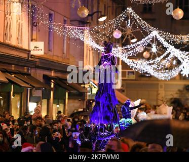 ©PHOTOPQR/LE PROGRES/Catherine AULAZ - Bourg-en-Bresse 04/12/2021 - Fêtes des Lumières - 4 décembre 2021 -Le retour de la Fêtes des Lumières à Bourg-en-Bresse et Parade féérique. Lichterfest in Bourg-en-Bresse am 4. Dezember 2021 Stockfoto