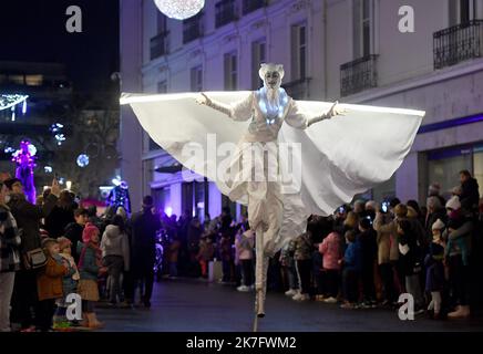 ©PHOTOPQR/LE PROGRES/Catherine AULAZ - Bourg-en-Bresse 04/12/2021 - Fêtes des Lumières - 4 décembre 2021 -Le retour de la Fêtes des Lumières à Bourg-en-Bresse et Parade féérique. Lichterfest in Bourg-en-Bresse am 4. Dezember 2021 Stockfoto