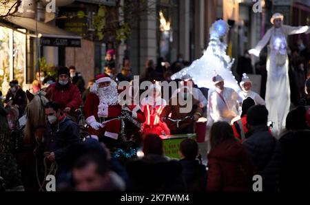 ©PHOTOPQR/LE PROGRES/Catherine AULAZ - Bourg-en-Bresse 04/12/2021 - Fêtes des Lumières - 4 décembre 2021 -Le retour de la Fêtes des Lumières à Bourg-en-Bresse et Parade féérique. Lichterfest in Bourg-en-Bresse am 4. Dezember 2021 Stockfoto