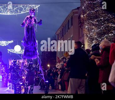 ©PHOTOPQR/LE PROGRES/Catherine AULAZ - Bourg-en-Bresse 04/12/2021 - Fêtes des Lumières - 4 décembre 2021 -Le retour de la Fêtes des Lumières à Bourg-en-Bresse et Parade féérique. Lichterfest in Bourg-en-Bresse am 4. Dezember 2021 Stockfoto