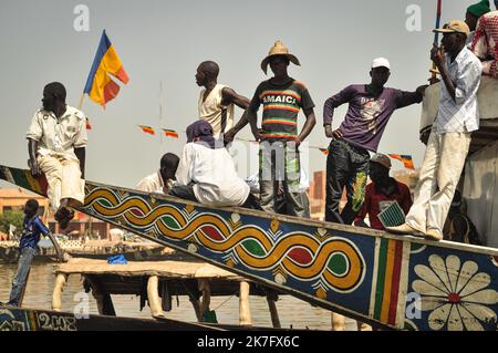 ©Nicolas Remene / Le Pictorium/MAXPPP - Nicolas Remene / Le Pictorium - 30/10/2010 - Mali / Mopti / Mopti - Course de pirogues lors du Grand Prix de la Nation a Mopti, au Mali le 30 octobre 2010. / 30/10/2010 - Mali / Mopti / Mopti - Kanurennen während des Grand Prix de la Nation in Mopti, Mali am 30. Oktober 2010. Stockfoto