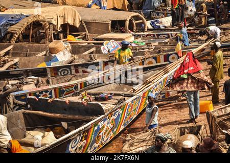 ©Nicolas Remene / Le Pictorium/MAXPPP - Nicolas Remene / Le Pictorium - 30/10/2010 - Mali / Mopti / Mopti - Course de pirogues lors du Grand Prix de la Nation a Mopti, au Mali le 30 octobre 2010. / 30/10/2010 - Mali / Mopti / Mopti - Kanurennen während des Grand Prix de la Nation in Mopti, Mali am 30. Oktober 2010. Stockfoto