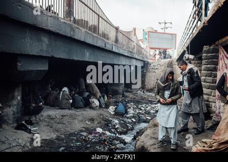 ©Adrien Vautier / Le Pictorium/MAXPPP - Adrien Vautier / Le Pictorium - 26/11/2021 - Afghanistan / Kaboul - La drogue est un veritable fleau en Afghanistan, et particulier a Kaboul. Le zahlt compte plusieurs Millionen von Toxikomanen. Le nouveau pouvoir entend debarrasser les rues de ses groupes d'hommes, en les emmenant de Force dans des Centers de desintoxication. / 26/11/2021 - Afghanistan / Kabul - Drogen sind in Afghanistan, vor allem in Kabul, eine echte Geißel. Das Land hat mehrere Millionen Drogenabhängige. Die neue Macht beabsichtigt, die Straßen dieser Gruppen von Männern zu befreien, indem sie sie durch f Stockfoto