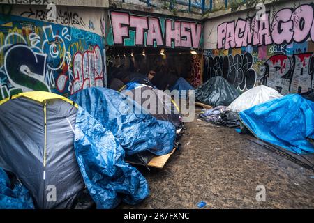 ©Michael Bunel / Le Pictorium/MAXPPP - Michael Bunel / Le Pictorium - 8/12/2021 - Frankreich / Ile-de-France / Paris - UN campement de 150 tentes de migrants est installe sous un pont du peripherique Nord-est parisien entre le Pre Saint Gervais et Paris. 07. Dezember 2021. Paris, Frankreich. / 8/12/2021 - Frankreich / Ile-de-France (Region) / Paris - Unter einer Brücke auf der nordöstlichen Pariser Ringstraße zwischen Pre Saint Gervais und Paris wird Ein Lager mit 150 Wanderzelten errichtet. 07. Dezember 2021. Paris, Frankreich. Stockfoto